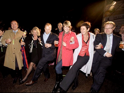 Van links naar rechts: Burgemeester van de Velden, mevrouw van de Velden, Huub, Ik (let op de nieuwe PvdA-rode jas!), Wethouder Heerkens (PvdA) en raadslid Patrick Ernst (VVD)